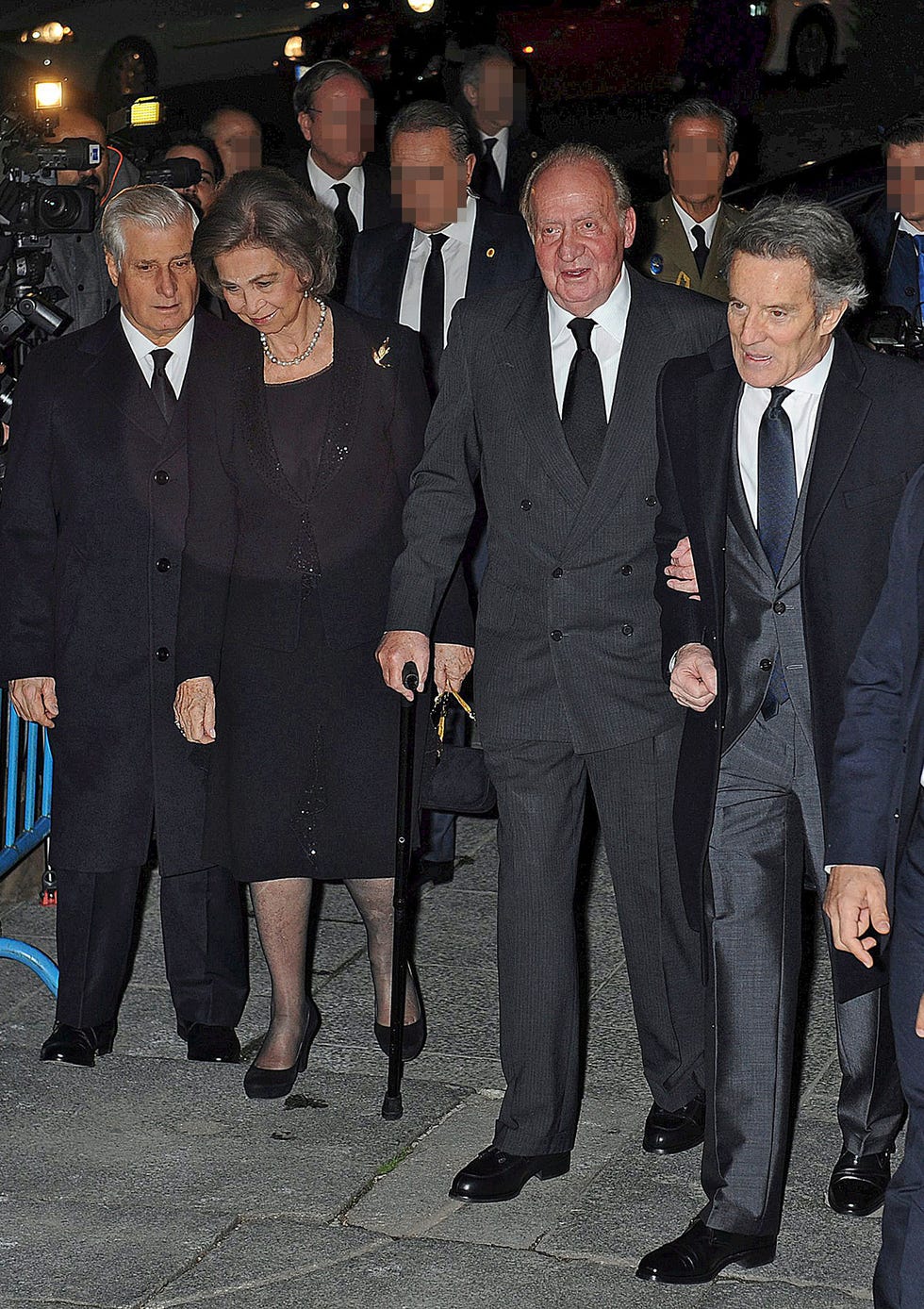 La Casa Real hizo pública una emotiva carta del Rey emérito a su hijo en la que anuncia su retirada de la vida pública. En la misiva, Don Juan Carlos toma esta decisión “desde el gran cariño y orgullo de padre que por ti siento”. Recordamos las imágenes decisivas desde su abdicación, en 2014.