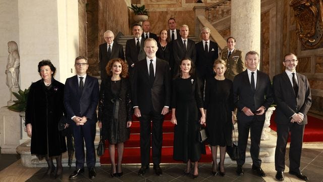 Los Reyes Felipe VI y Letizia dan el último adiós al papa Francisco con un  cercano gesto