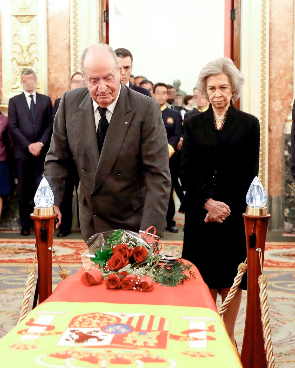 La Casa Real hizo pública una emotiva carta del Rey emérito a su hijo en la que anuncia su retirada de la vida pública. En la misiva, Don Juan Carlos toma esta decisión “desde el gran cariño y orgullo de padre que por ti siento”. Recordamos las imágenes decisivas desde su abdicación, en 2014.
