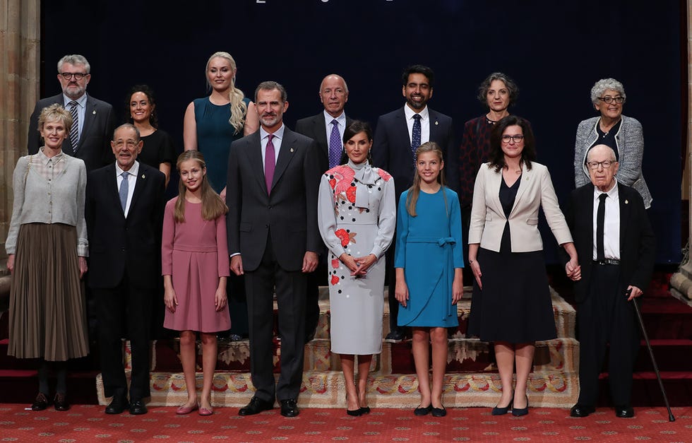 los reyes y sus hijas con los premiados en los premios princesa de asturias de 2019