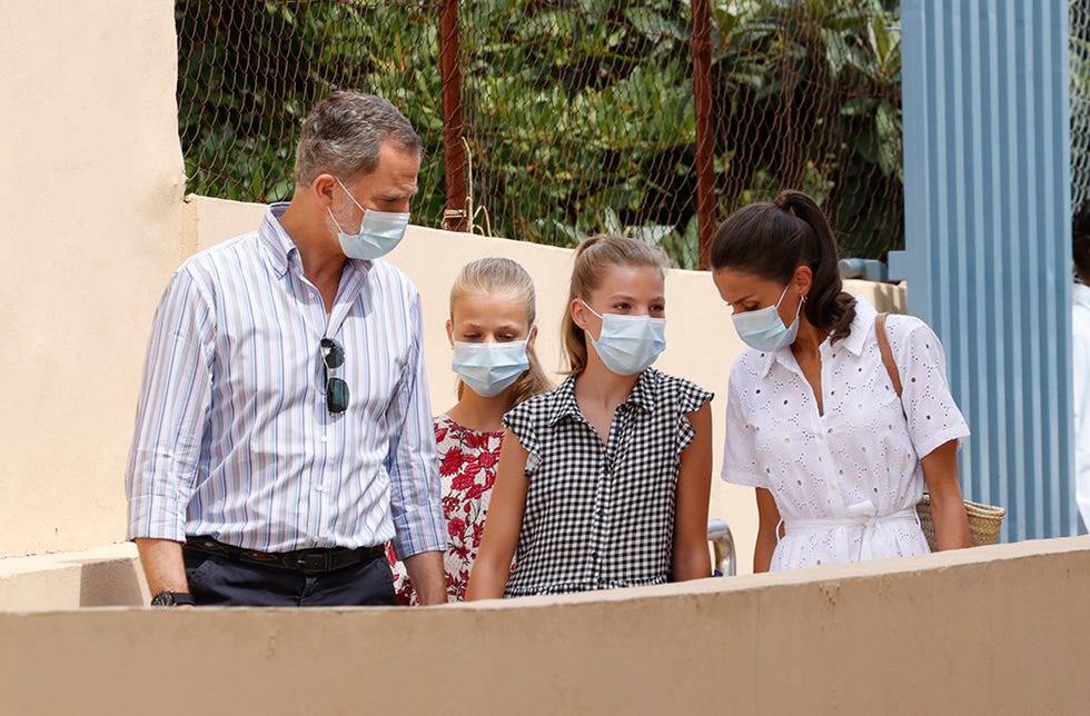 letizia y felipe con leonor y sofía durante la visita al proyecto naüm en palma de mallorca