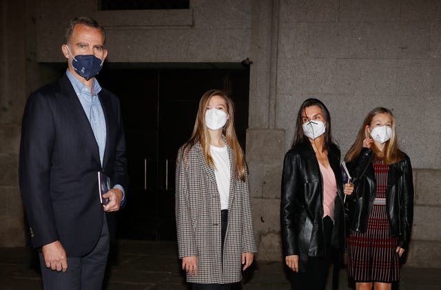 los reyes acuden por sorpresa al teatro real junto la princesa leonor y la infanta sofía