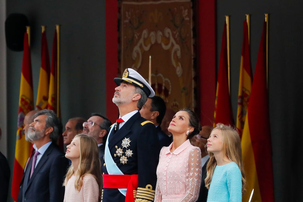 Red, Event, Ceremony, Uniform, Military officer, Official, Monarchy, Gesture, Tradition, Military, 