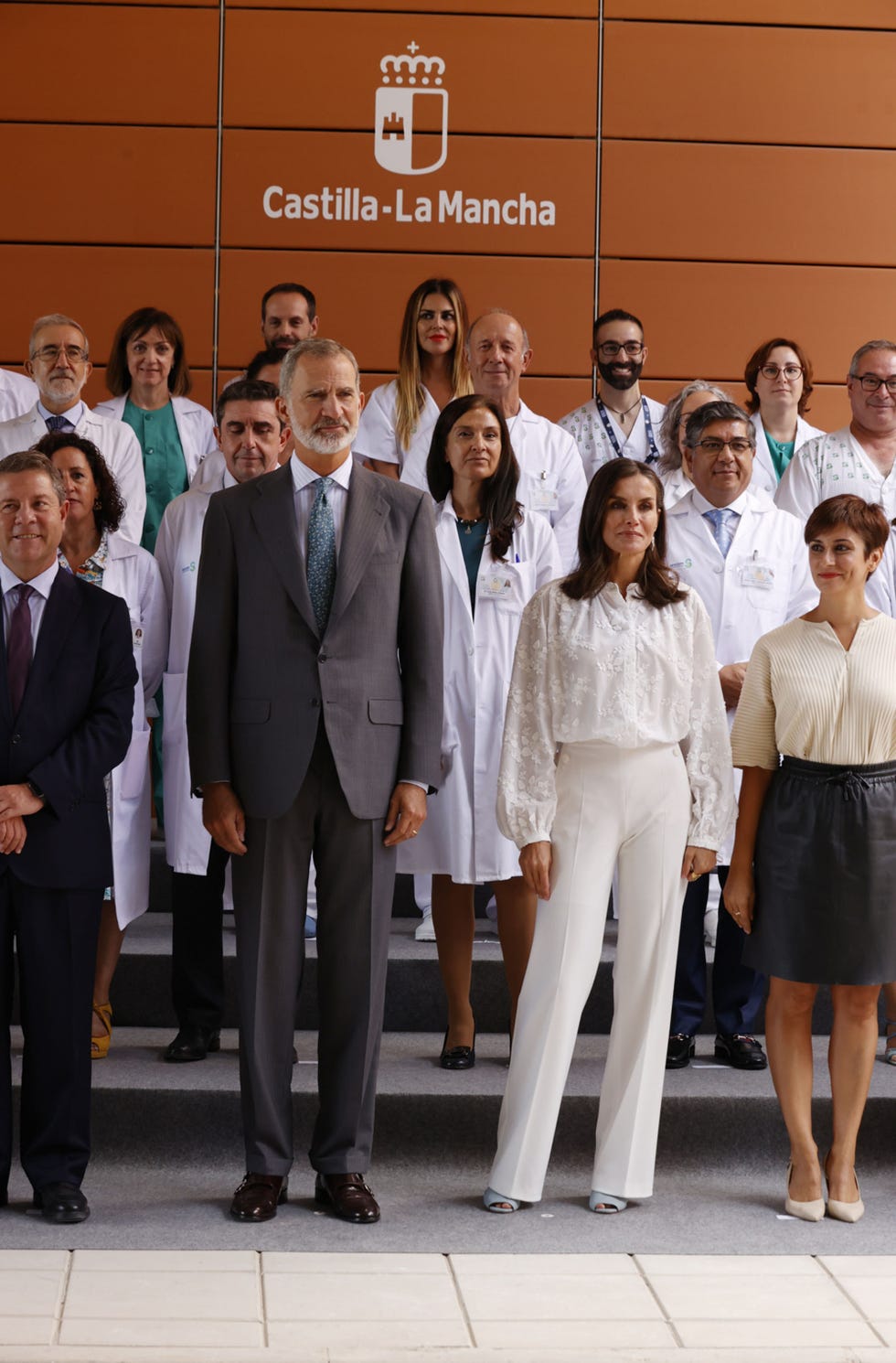 felipe y letizia posa con el personal sanitario del hospital