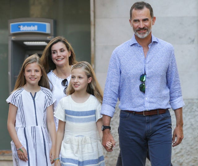 Los Reyes junto a sus hijas han llegado al Palacio de Marivent este sábado y mañana les veremos a todos juntos en el tradicional posado veraniego.