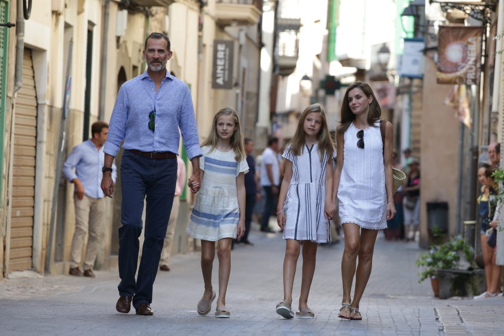 Los Reyes junto a sus hijas han llegado al Palacio de Marivent este sábado y mañana les veremos a todos juntos en el tradicional posado veraniego.
