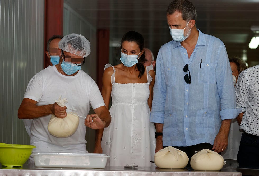felipe y letizia visitan una cooperativa de queso en menorca