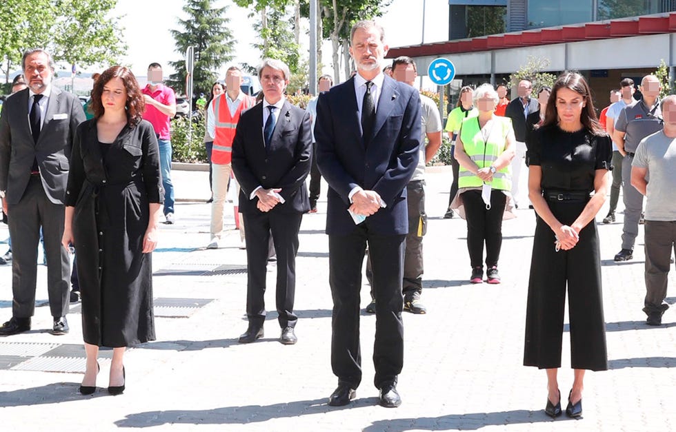 los reyes guardan un minuto de silencio por las víctimas del covid 19