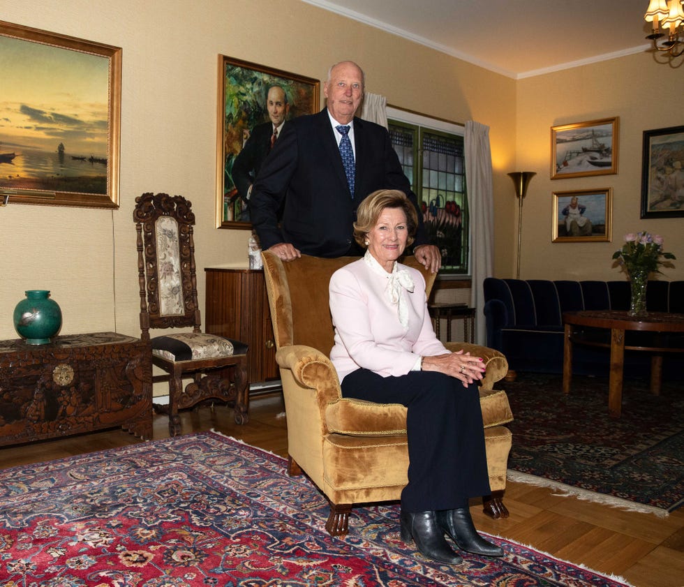 Sonia y Harald de Noruega posando en el salón de su casa familiar 