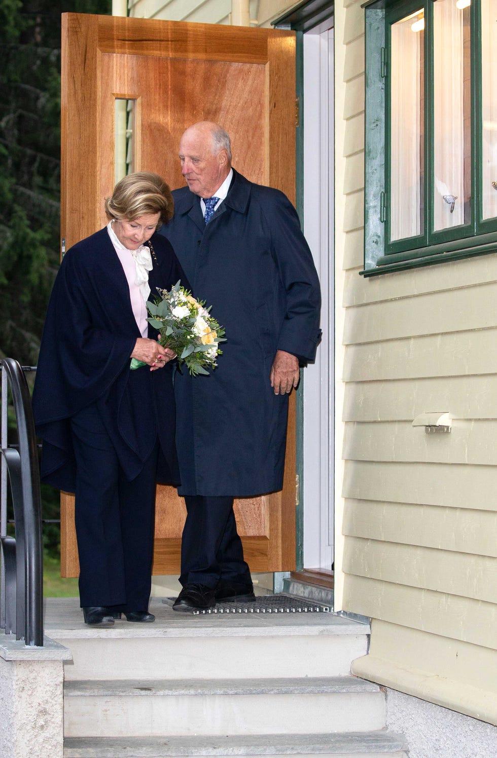 Sonia de Noruega y Harald V de Noruega visitando la casa donde pasaron su juventud