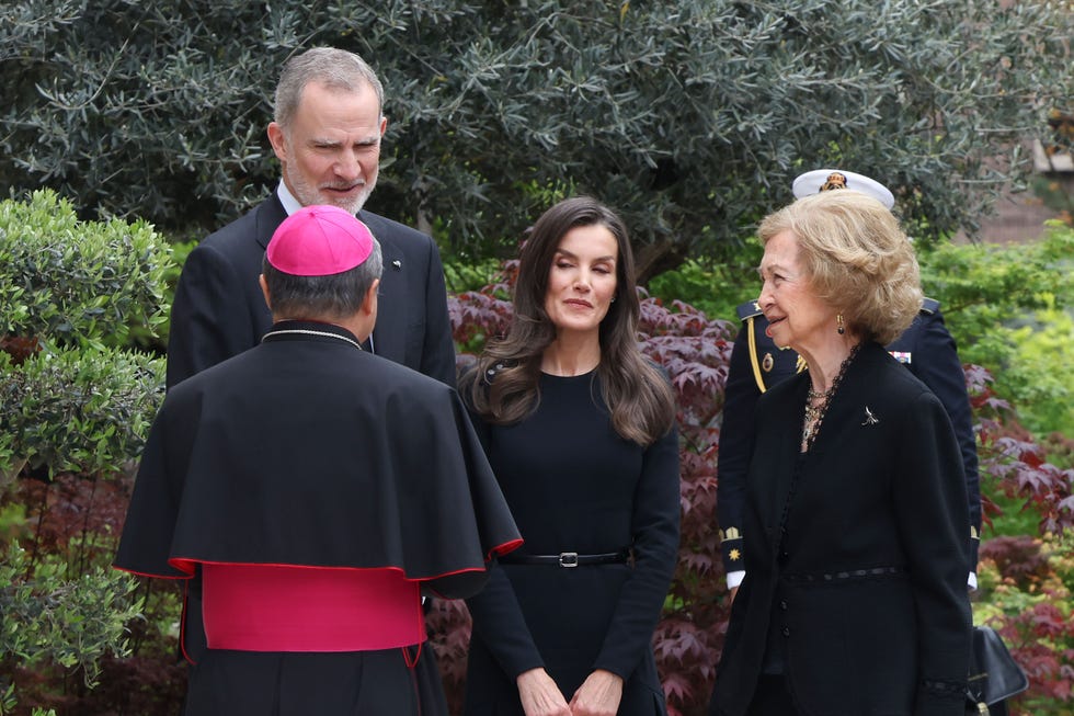 los reyes firman en el libro de condolencias por la muerte del papa francisco