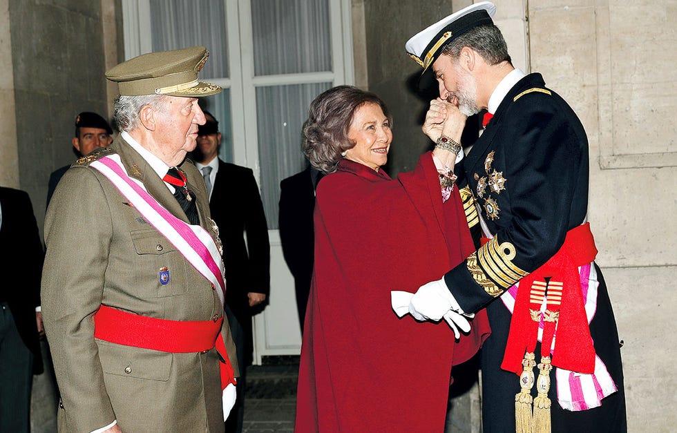 La Casa Real hizo pública una emotiva carta del Rey emérito a su hijo en la que anuncia su retirada de la vida pública. En la misiva, Don Juan Carlos toma esta decisión “desde el gran cariño y orgullo de padre que por ti siento”. Recordamos las imágenes decisivas desde su abdicación, en 2014.