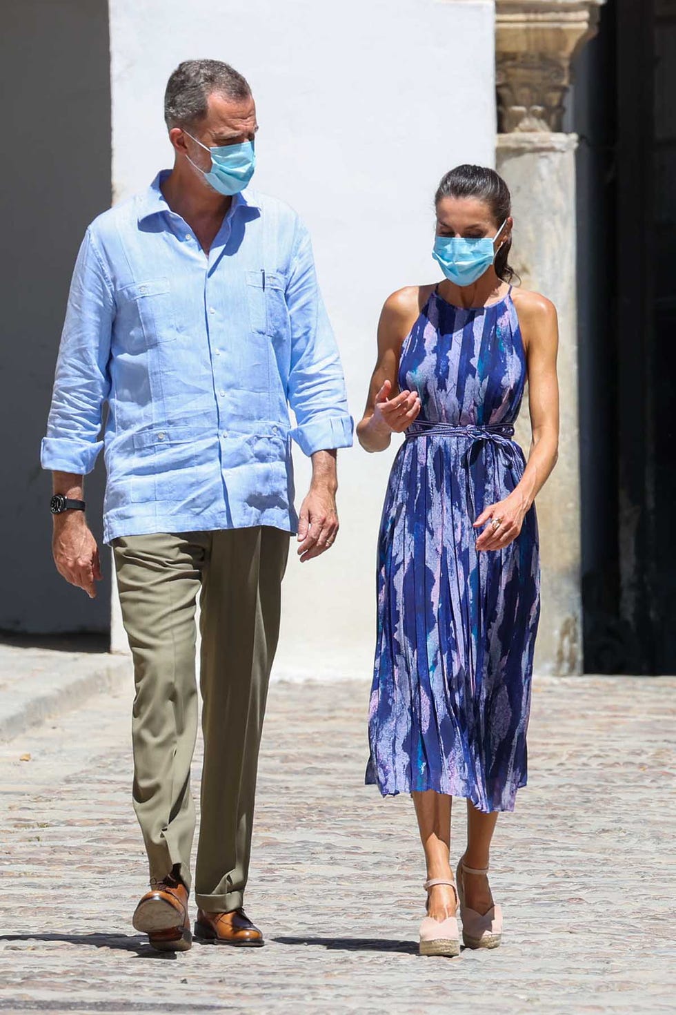 felipe y letizia pasean por el centro de sevilla con mascarilla el 28 de junio de 2020 