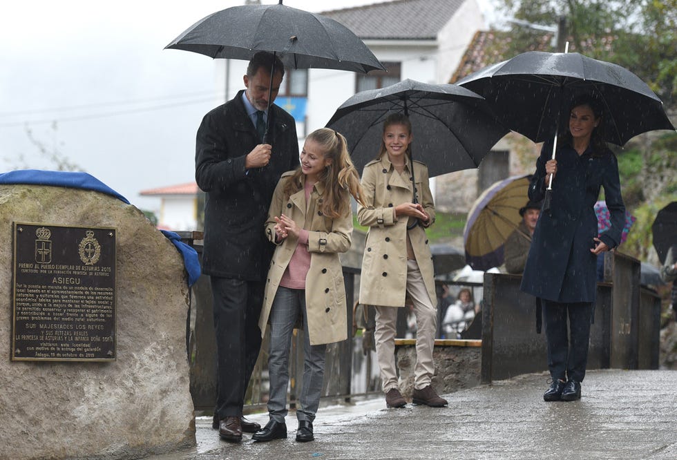 , La Familia Real recorre Asiegu Pueblo Ejemplar 2019, Letizia Ortiz, Pueblo Ejemplar 2019, Reyes de España, reina Letizia, rey Felipe, El recorrido de la Familia Real por Asiegu, paso a paso, La Princesa descubre una placa conmemorativa en Asiegu