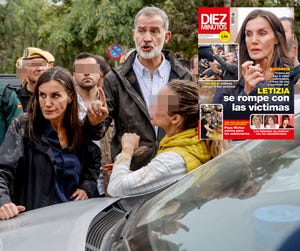 felipe y letizia, manchados de barro, hablan con los vecinos de paiporta