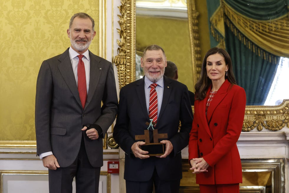 don felipe y dona letizia con el premiado dieter ingenschay
