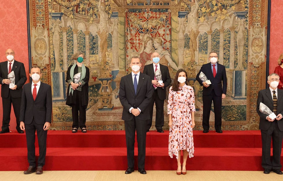 la reina recupera por cuarta vez, en año y medio, este vestido de flores de hugo boss