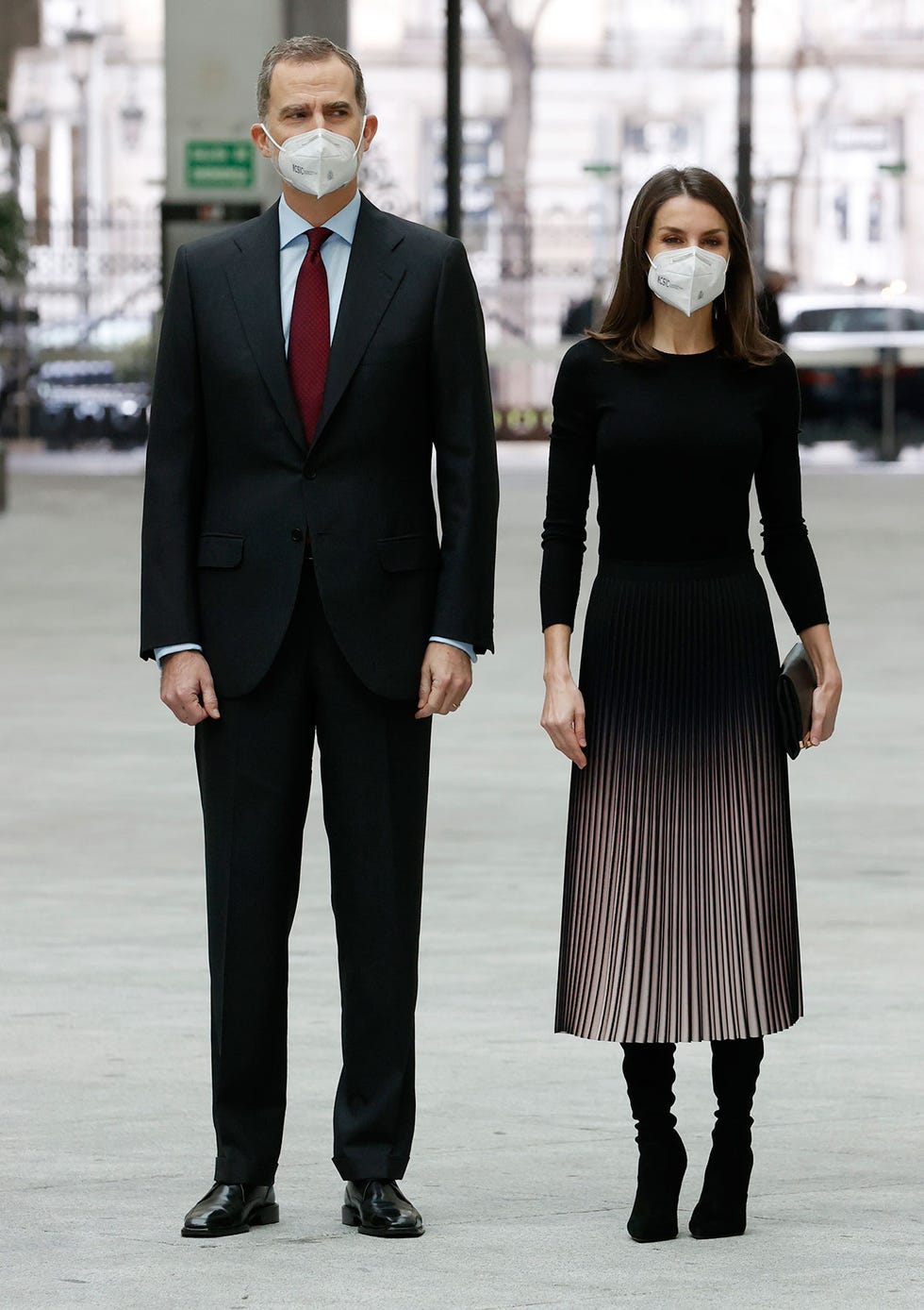 letizia sorprende al convertir su falda en vestido