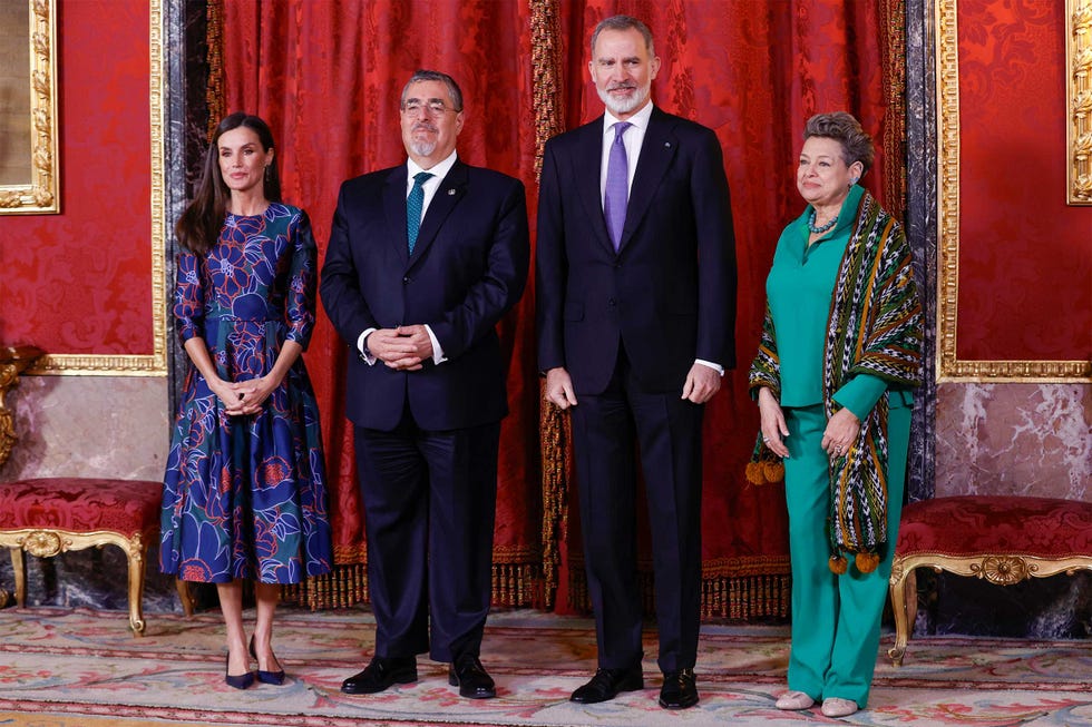 letizia recupera sus pendientes de esmeraldas