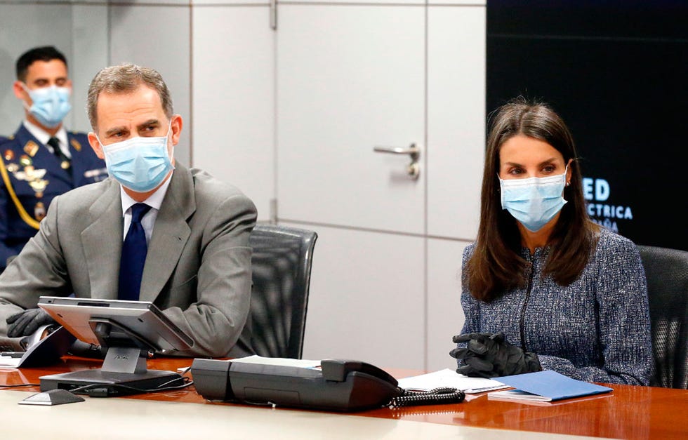 los reyes visitan en la sede de red eléctrica de españa el centro de control del sistema eléctrico cecoel