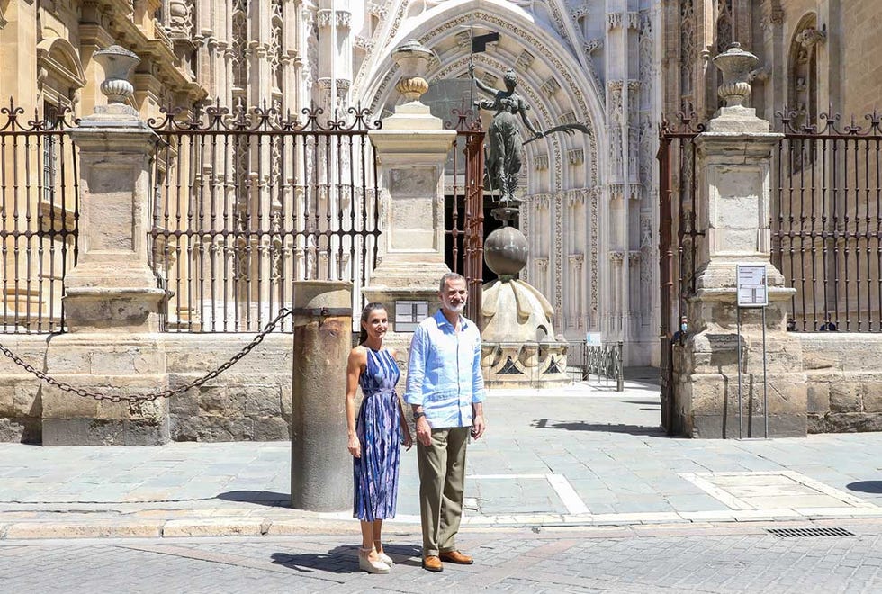 felipe y letizia pasean frente a la catedral de sevilla el 29 de junio de 2020