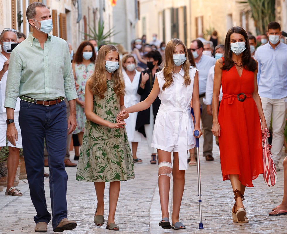 sofía, con muleta y la rodilla vendada, se apoya en leonor en petra, mallorca