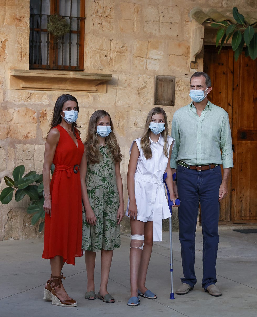 los reyes y sus hijas, leonor y sofía, durante su visita cultural a petra, mallorca