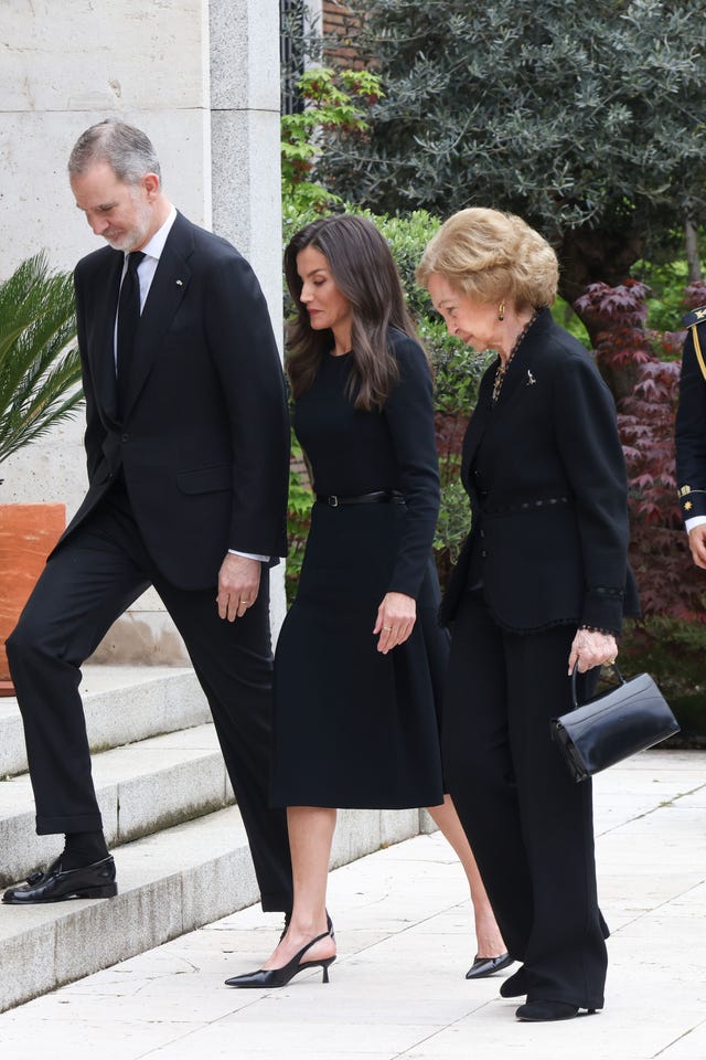 felipe vi letizia y la reina sofia en la nunciatura apostolica
