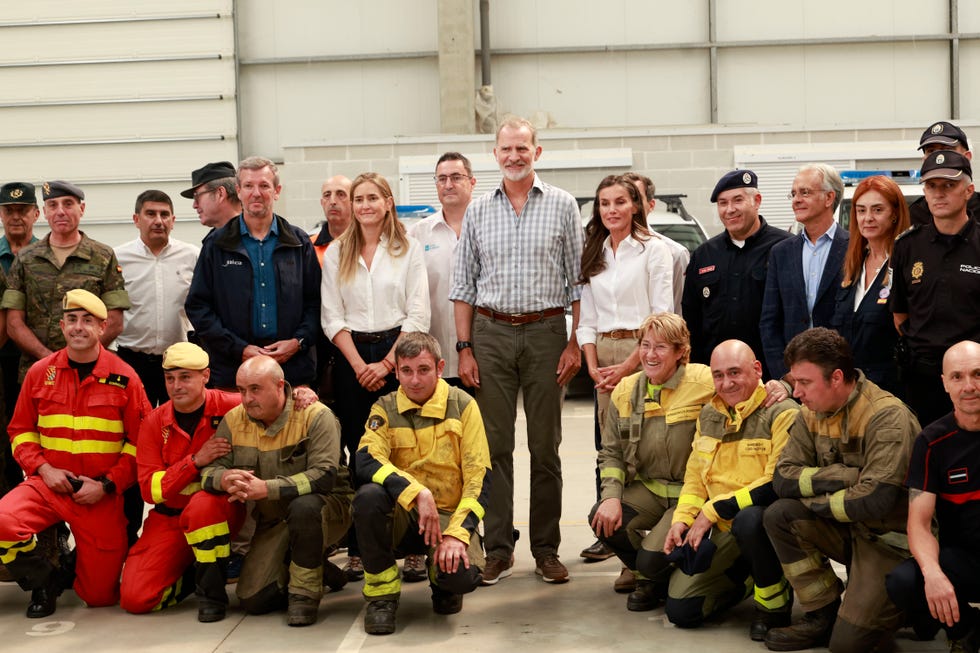 los reyes con los efectivos de extincion de los incendios de galicia
