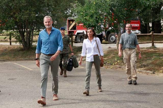 El emotivo gesto de los Reyes Felipe VI y Letizia en su visita a las zonas  afectadas por los incendios en Castilla y León