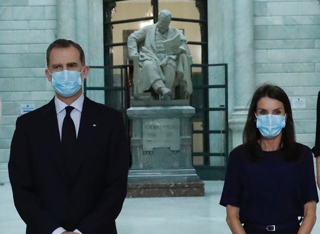 los reyes felipe y letizia visitan la biblioteca nacional