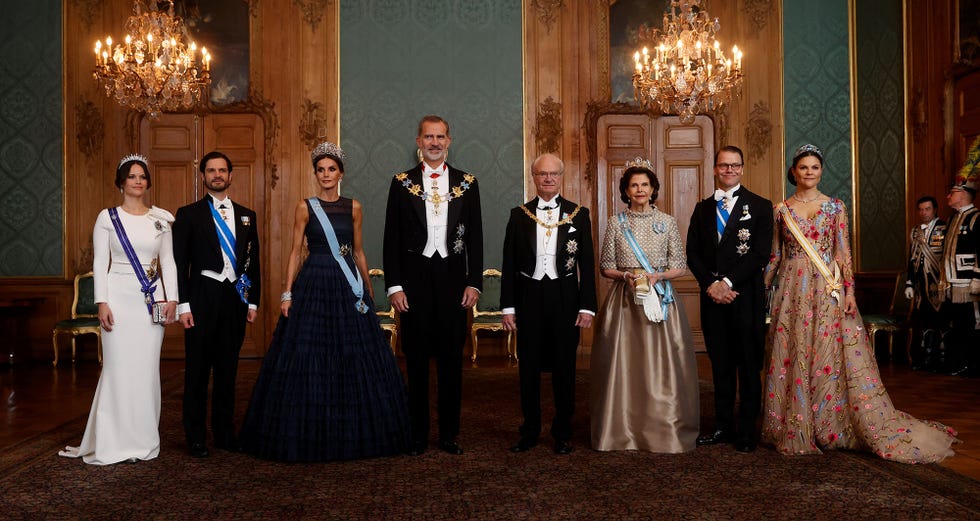 felipe y letizia posan con los reyes de suecia y sus hijos victoria y carlos felipe con sus respectivas parejas
