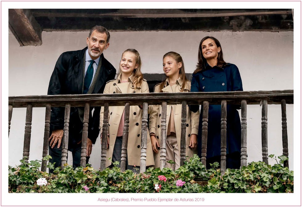 los reyes felipe y letizia con sus hijas leonor y sofía en el christmas de 2019