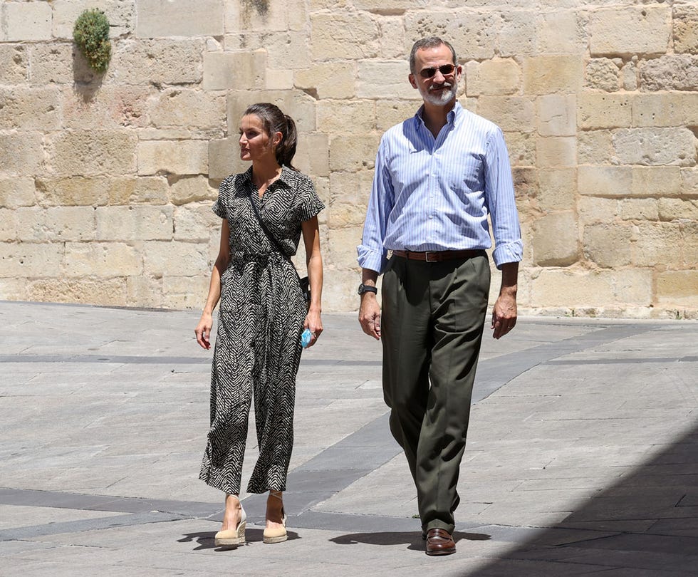 los reyes felipe y letizia visitan el centro histórico de cuenca