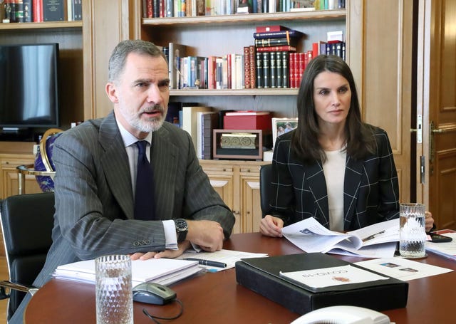 Los Reyes Felipe y Letizia, con canas, continúan con las videoconferencias