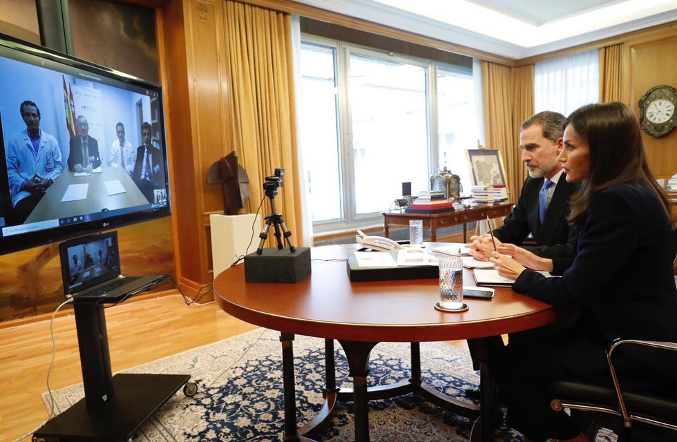 Los reyes Felipe y Letizia apoyan la investigación española contra el COVID-19