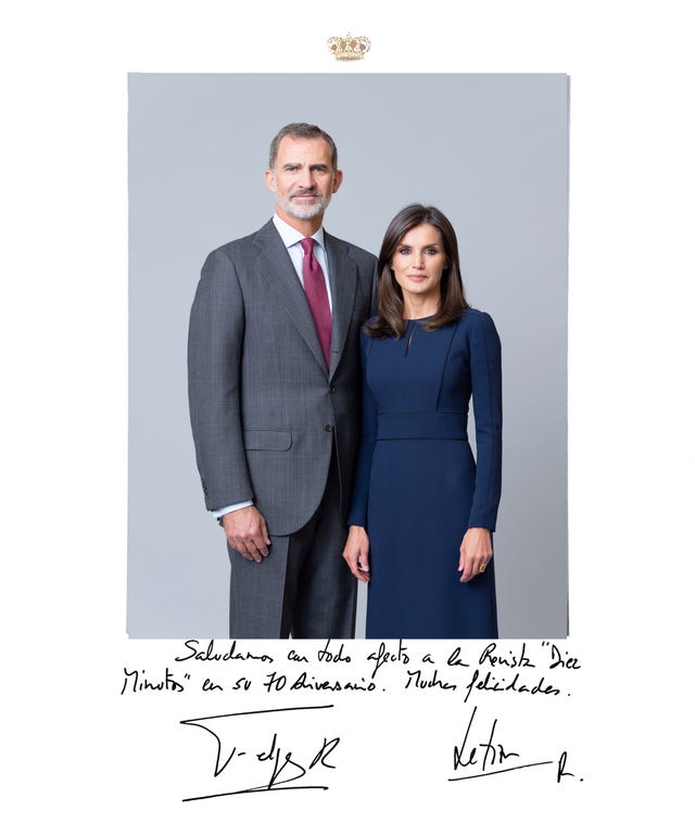 los reyes felipe y letizia felicitan a la revista diez minutos