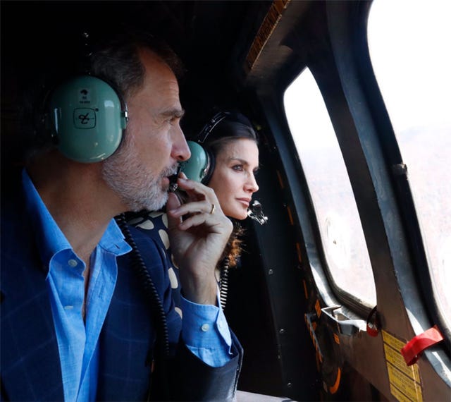 Los reyes Felipe y Letizia visitan las zonas afectadas por el incendio de Gran Canaria