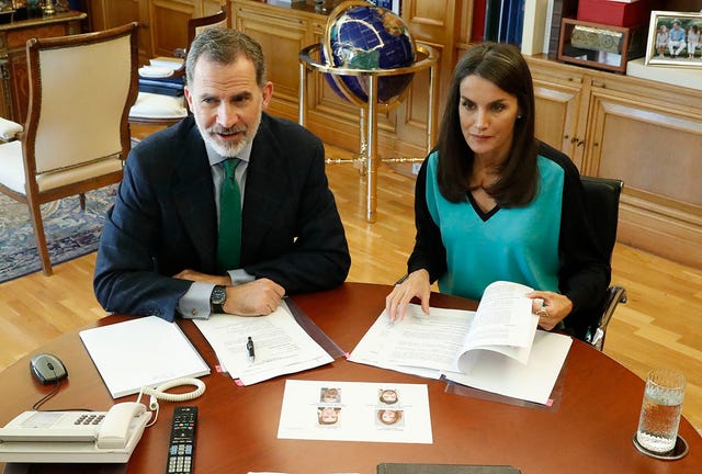 los reyes felipe y letizia mantienen, desde el palacio de la zarzuela, una videoconferencia con los responsables de 'el corte inglés'