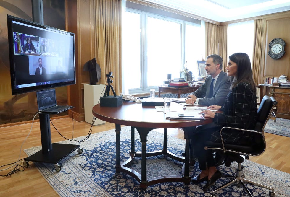 Los reyes Felipe y Letizia en una videoconferencia en el palacio de la Zarzuela
