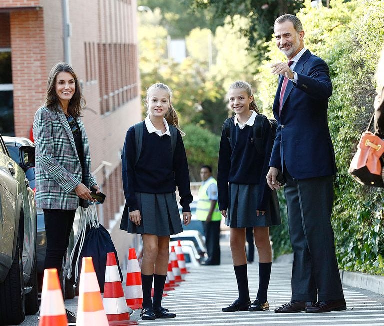 Los Reyes llevan a sus hijas Leonor y Sofía al colegio en su primer día