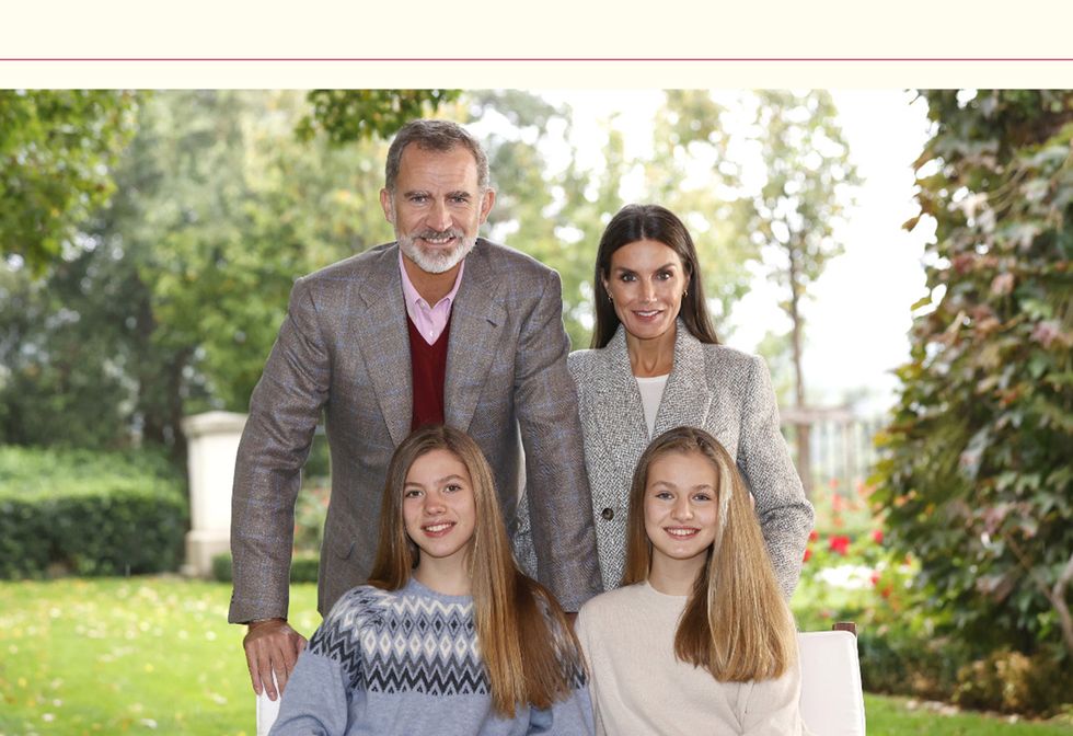 la familia real posa en una foto inédita para su christmas 2021