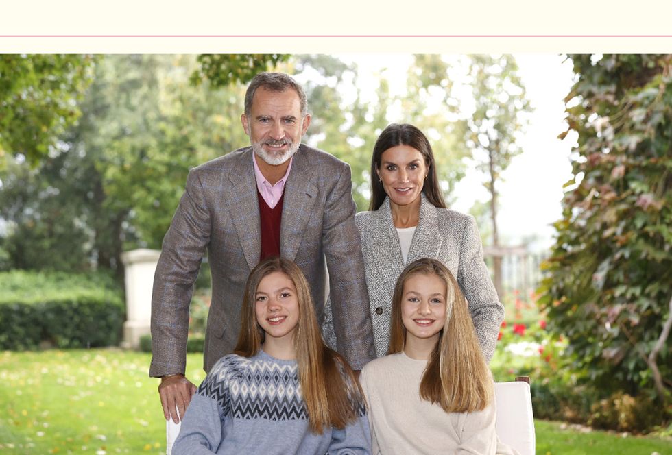la familia real posa en una foto inédita para su christmas 2021