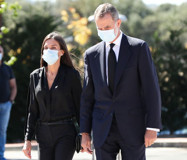 los reyes de españa, felipe de borbón y letizia ortiz durante el entierro de jaime carvajal hoyos en madrid