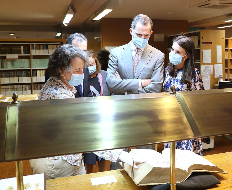 los reyes felipe y letizia visitan el museo de ciencias naturales de madrid