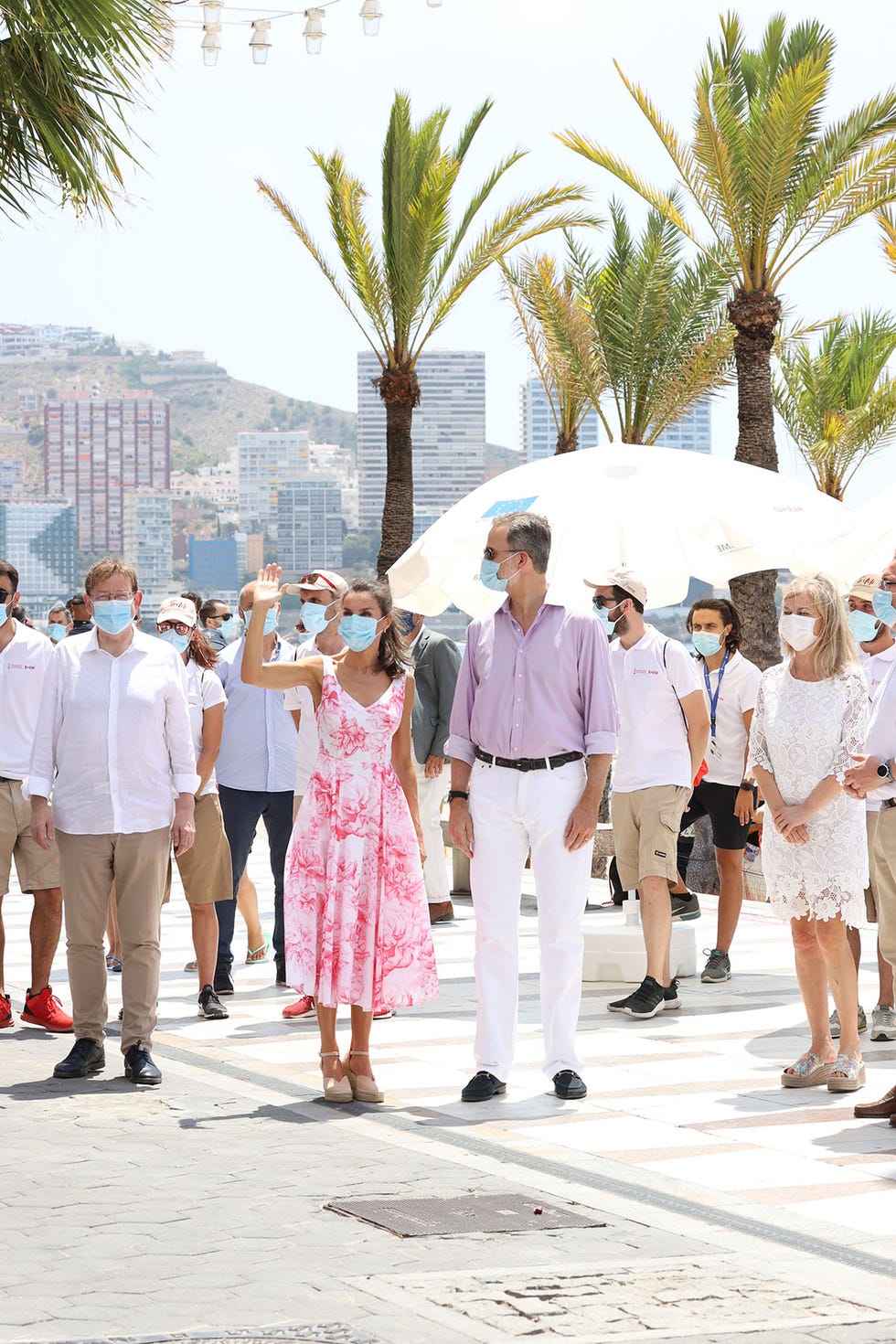 los reyes felipe y letizia pasean por el paseo marítimo de benidorm