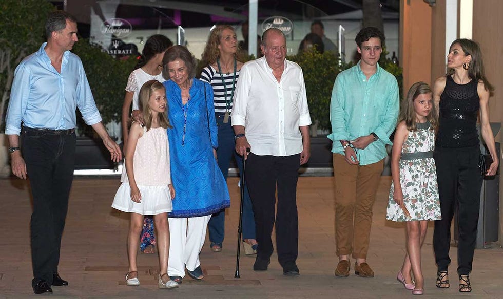 Reina Sofía con don Juan Carlos, Reyes Felipe y Letizia, nietos Froilán, Victoria, Leonor, Sofía e hija Elena
