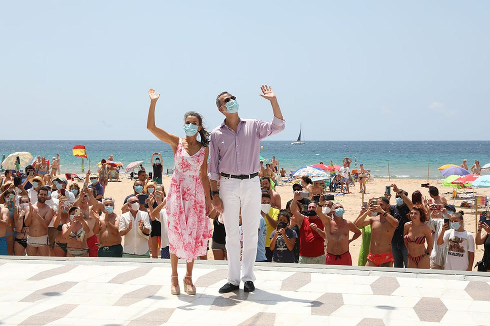 los reyes felipe y letizia saludan a los vecinos en benidorm