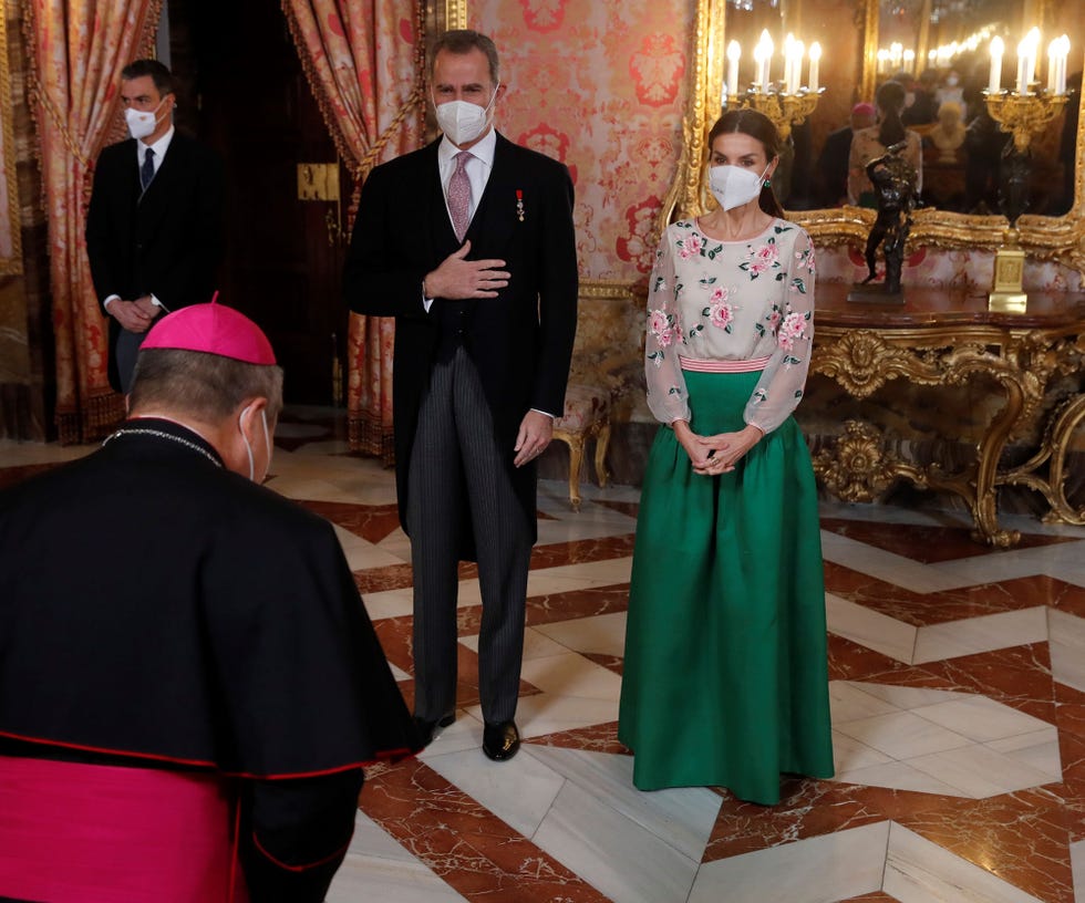 los reyes felipe y letizia saludan al nuncio en el palacio real de madrid