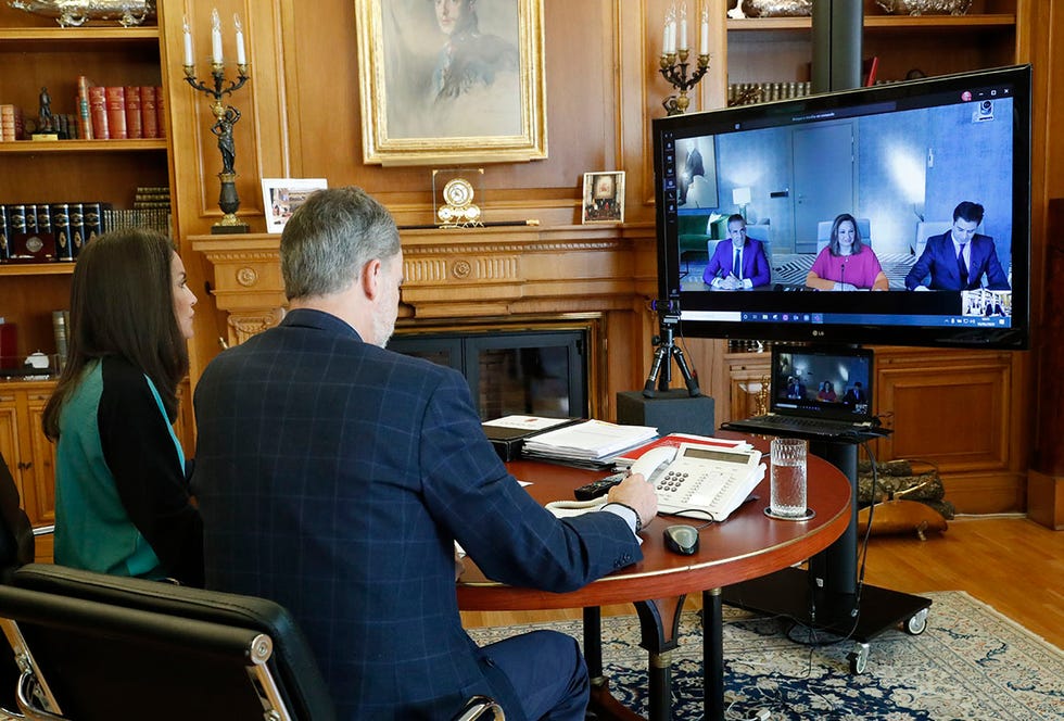 los reyes felipe y letizia mantienen una reunión de teletrabajo con 'el corte inglés' y el sector del taxi